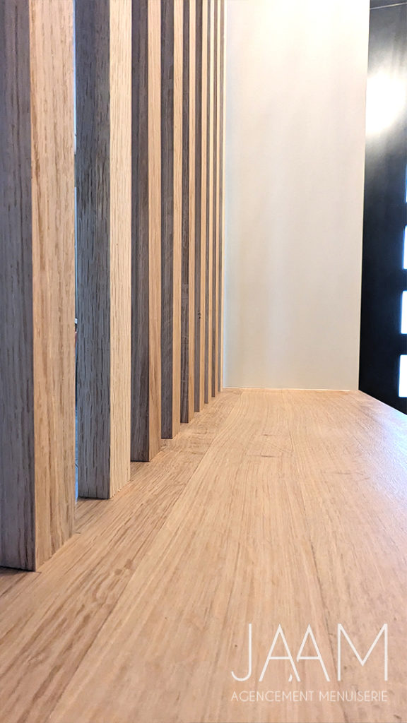 Meuble d'entrée sur mesure et claustra chene