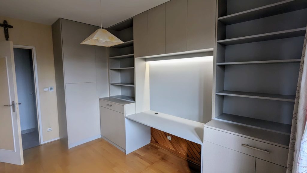 Bureau sur mesure réalisé à Limas