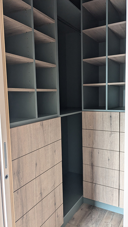 Dressing sur mesure dans une chambre parentale à Frans