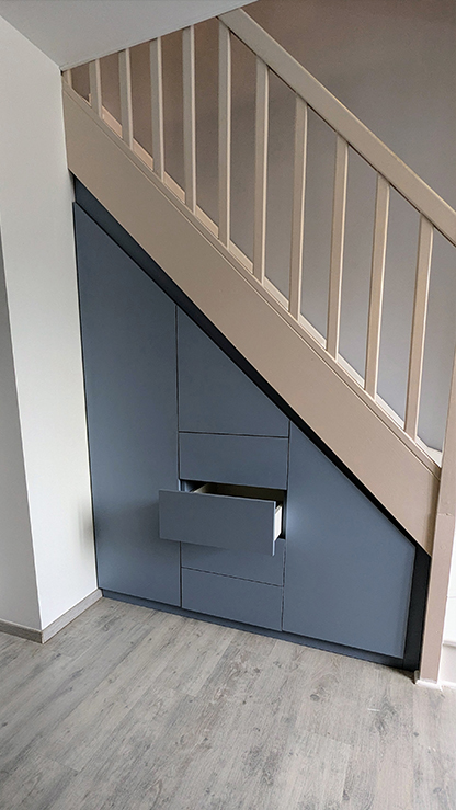 Placard sur-mesure sous escalier réalisé à Belleville