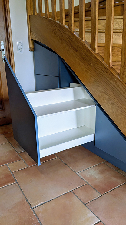 Placard sur-mesure sous escalier réalisé à Belleville